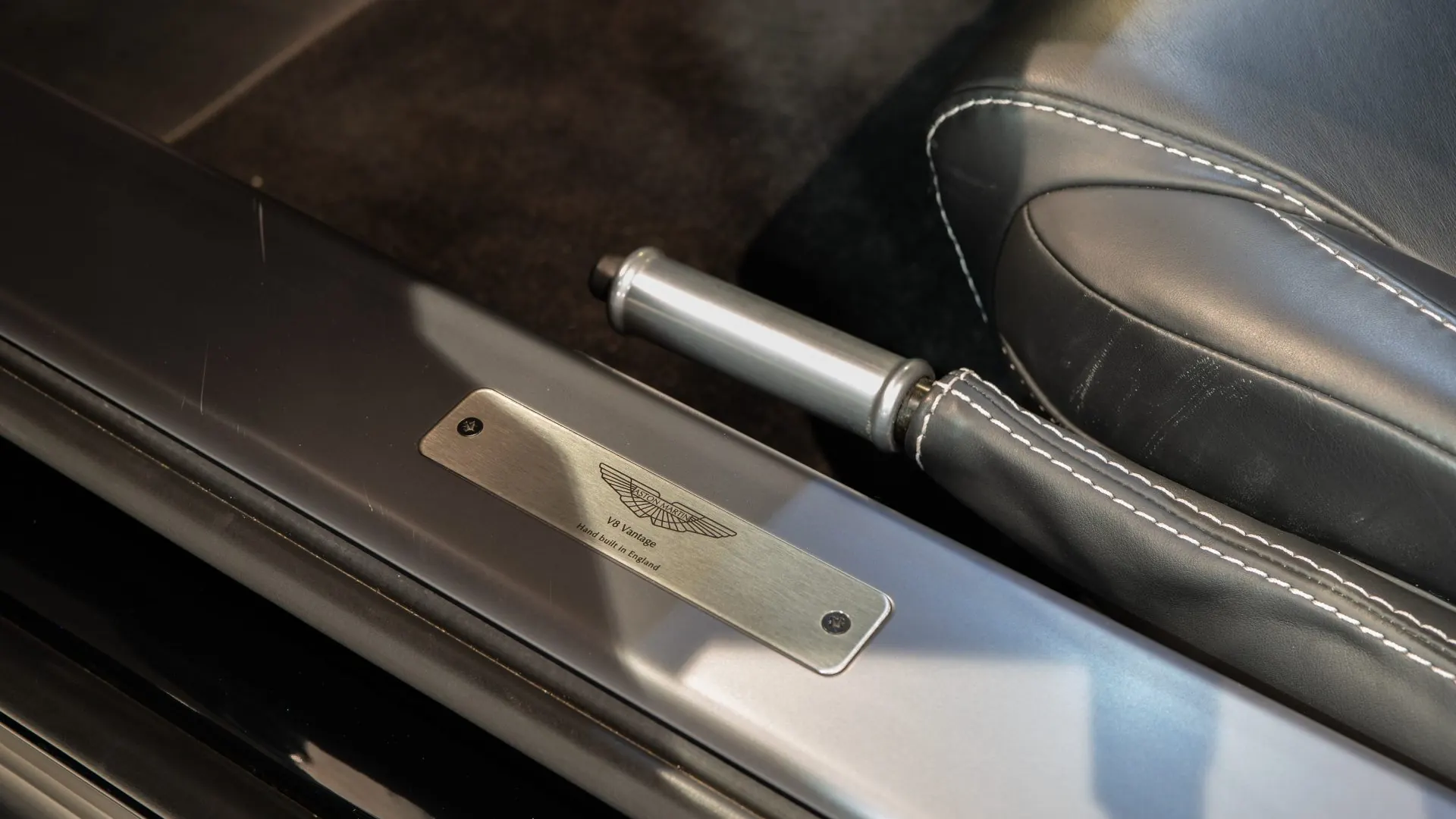 Aston Martin V8 — photo 11