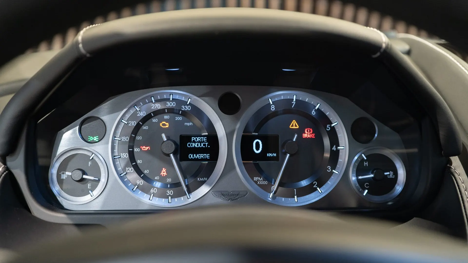 Aston Martin V8 — photo 14