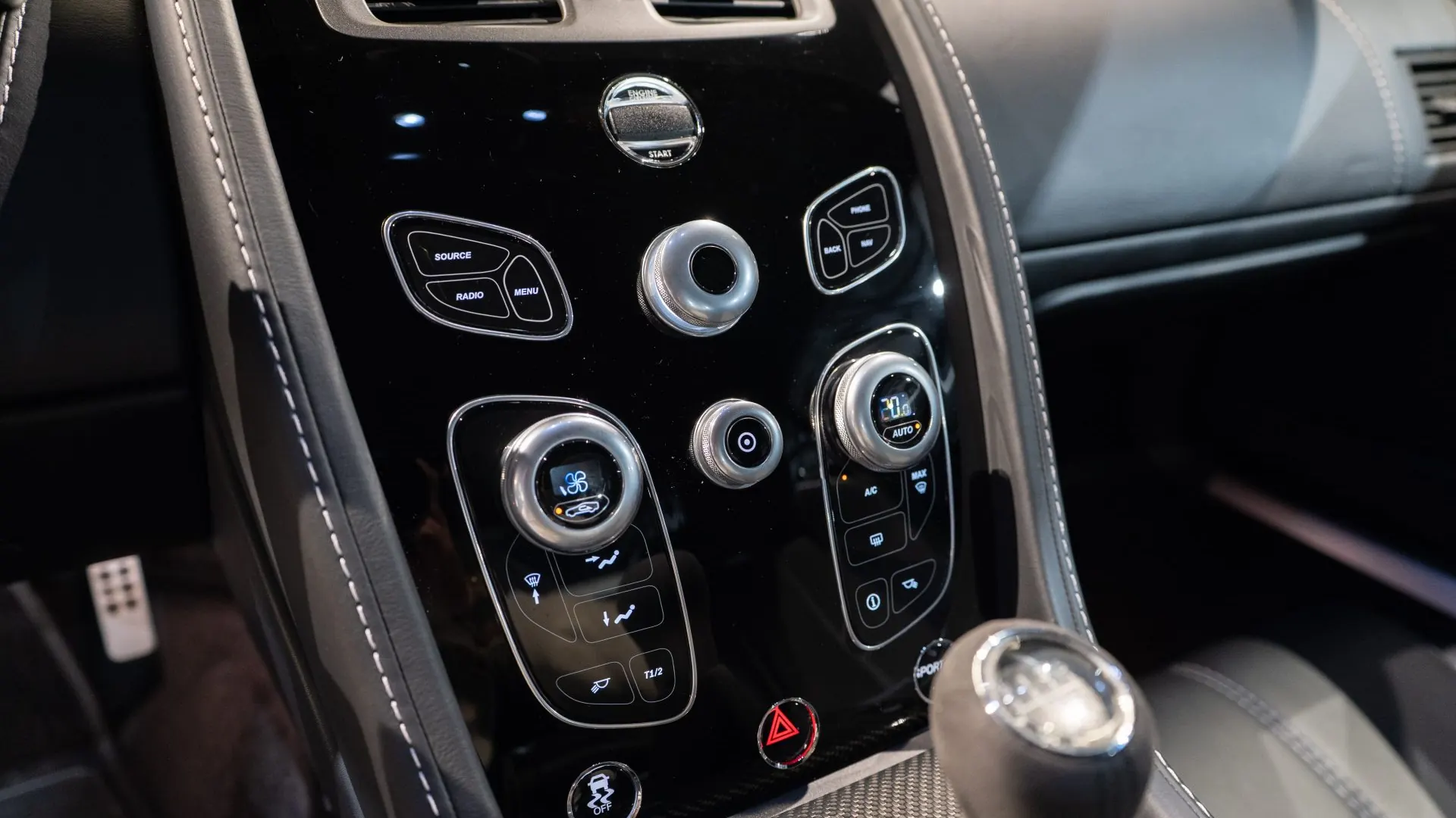 Aston Martin V8 — photo 20