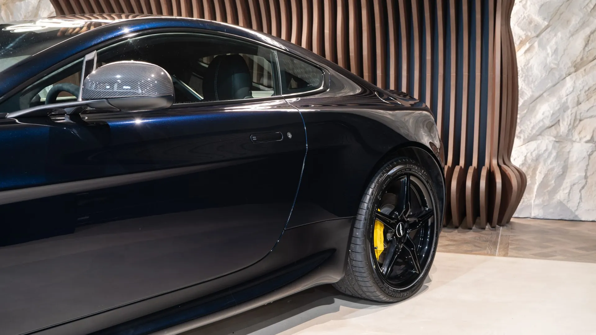 Aston Martin V8 — photo 41