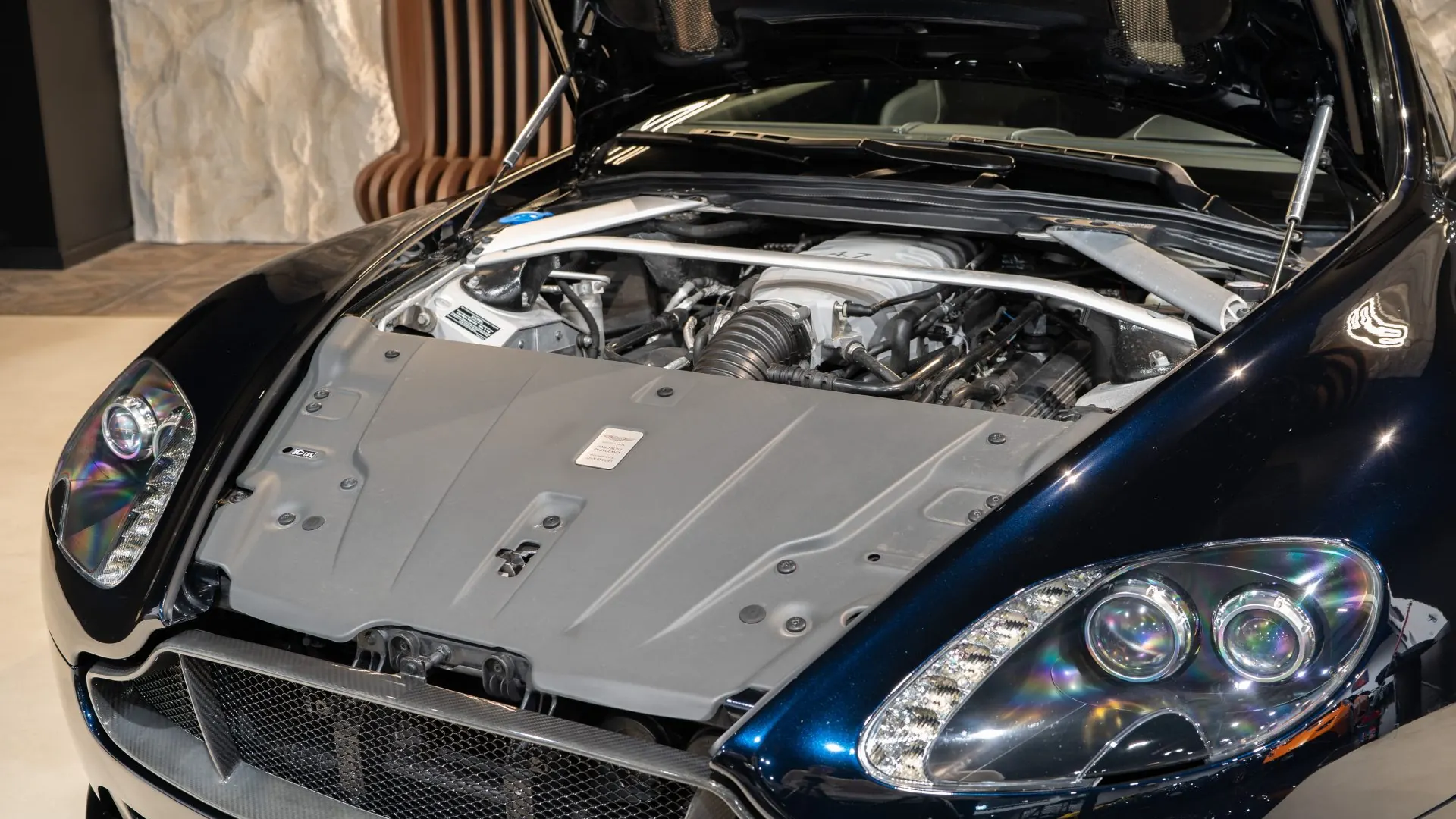 Aston Martin V8 — photo 32