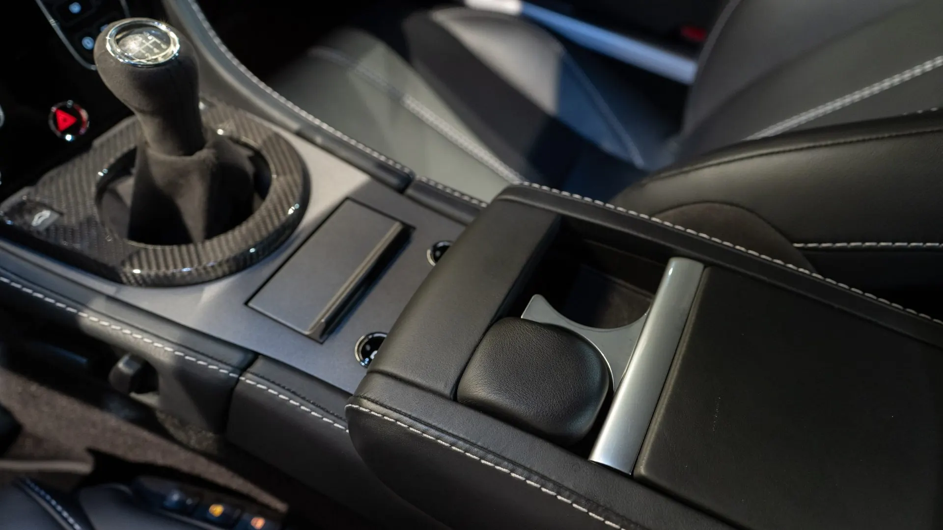 Aston Martin V8 — photo 24