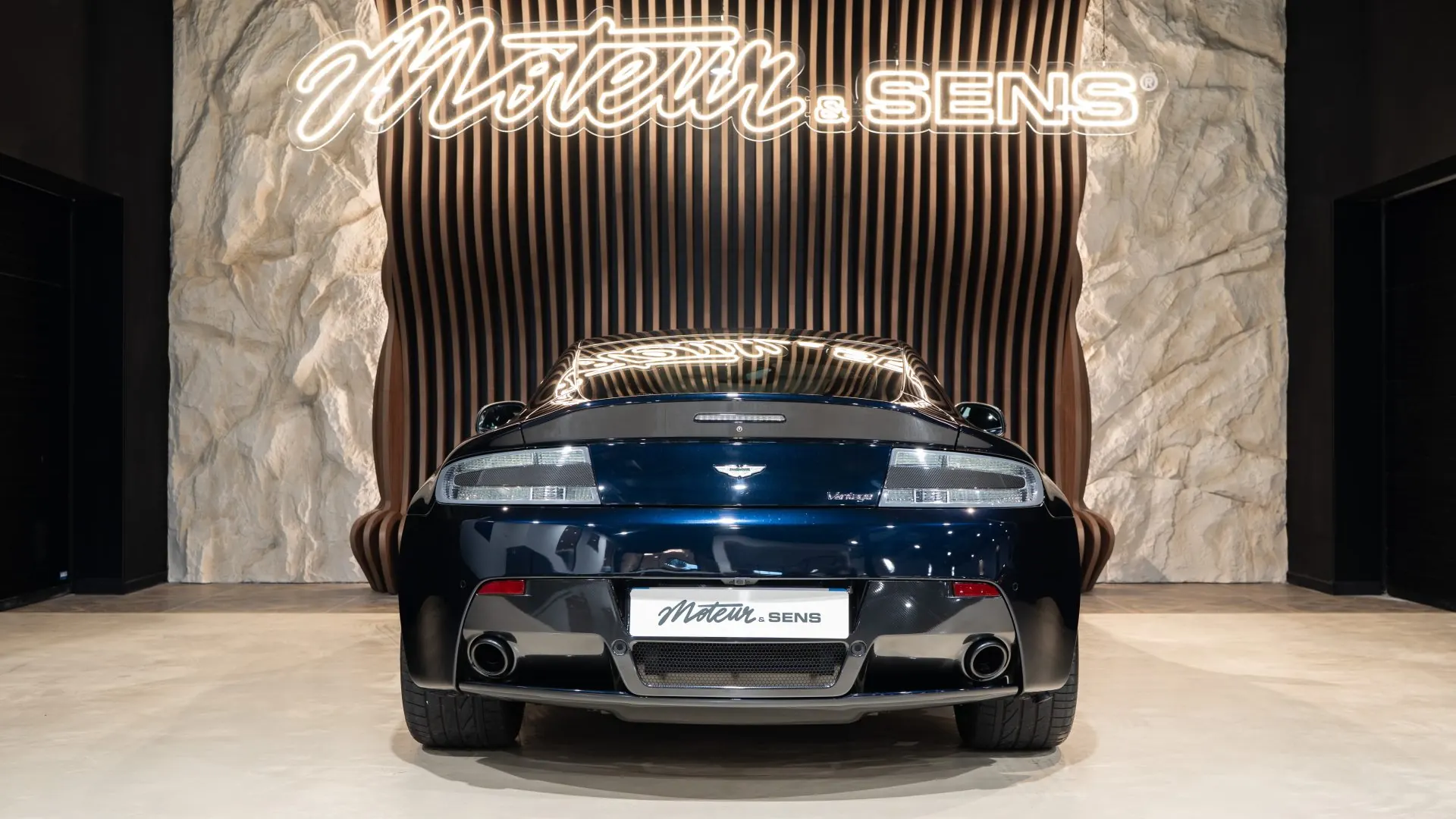 Aston Martin V8 — photo 4