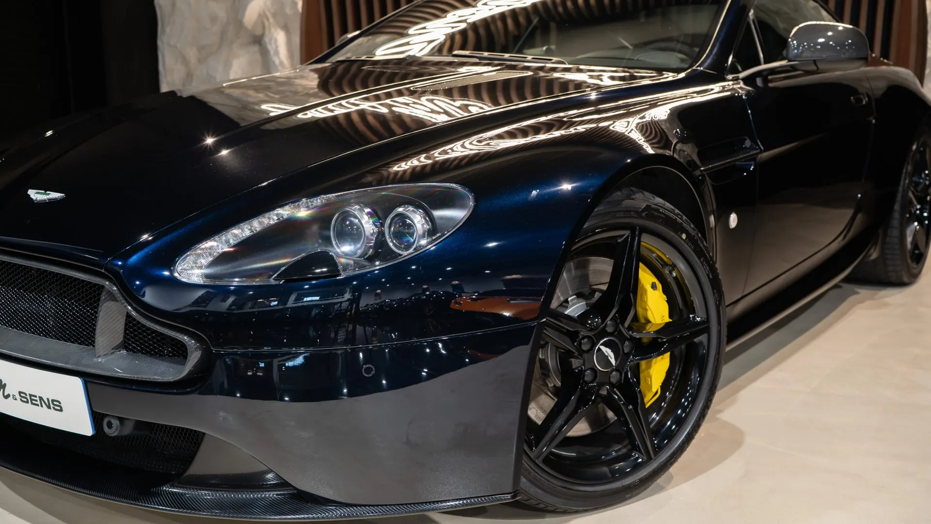 Aston Martin V8 — photo 37