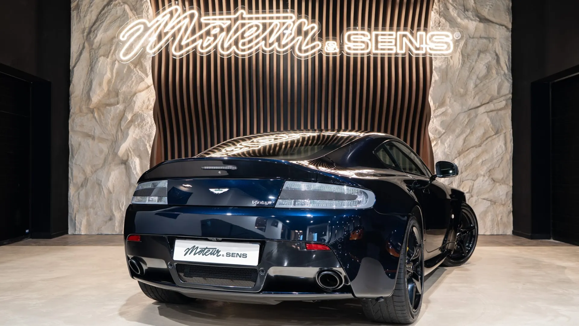 Aston Martin V8 — photo 2