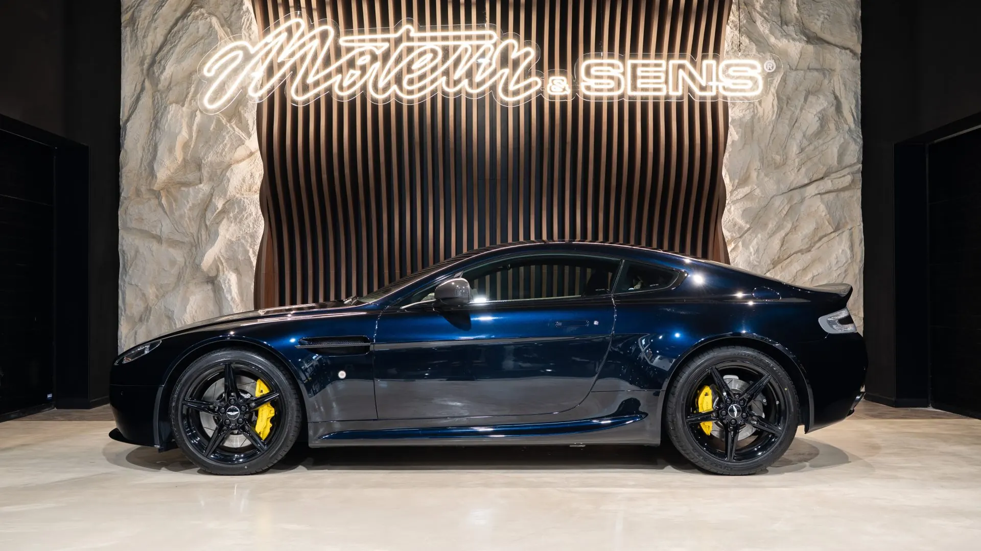 Aston Martin V8 — photo 5