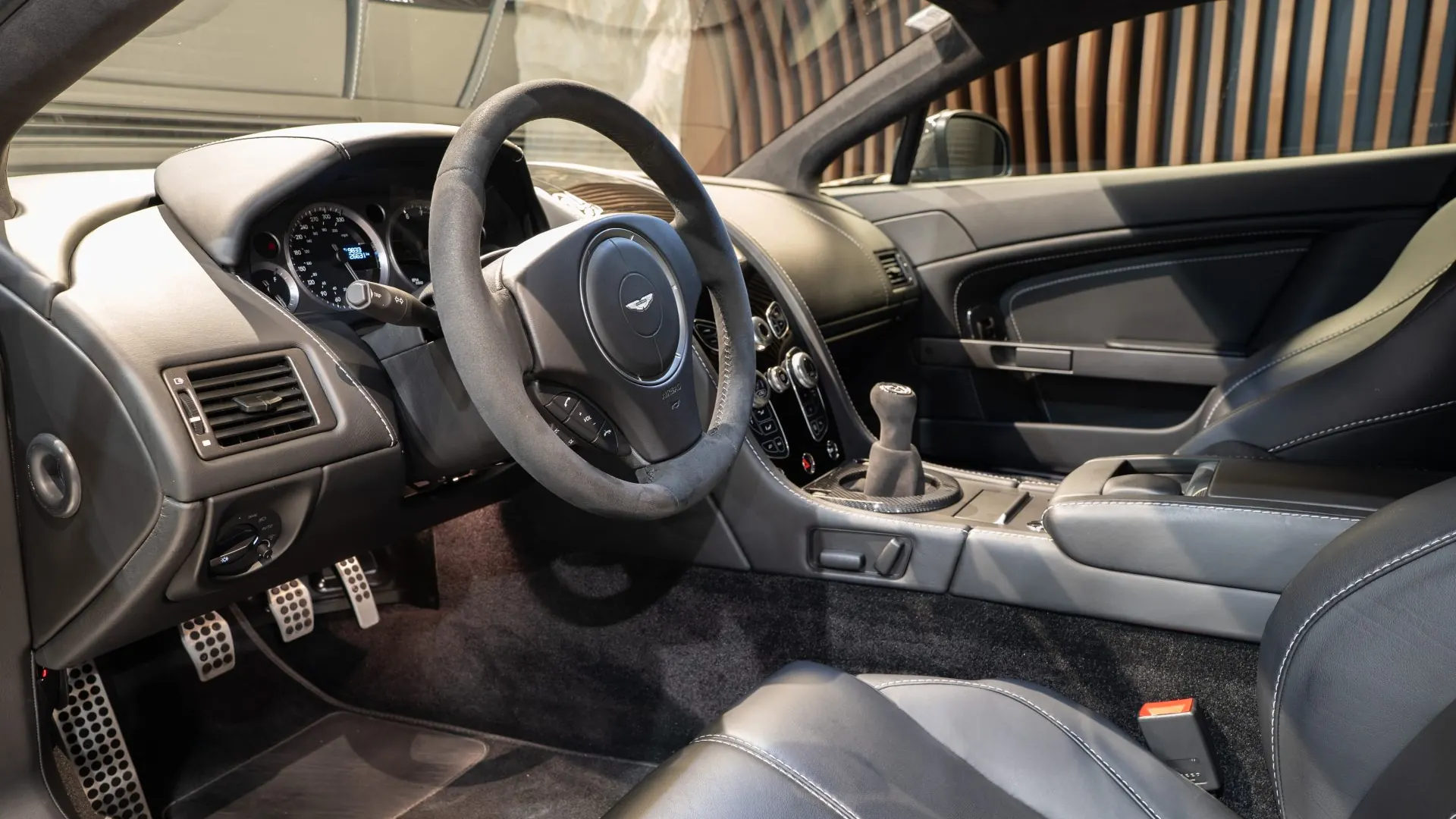 Aston Martin V8 — photo 10