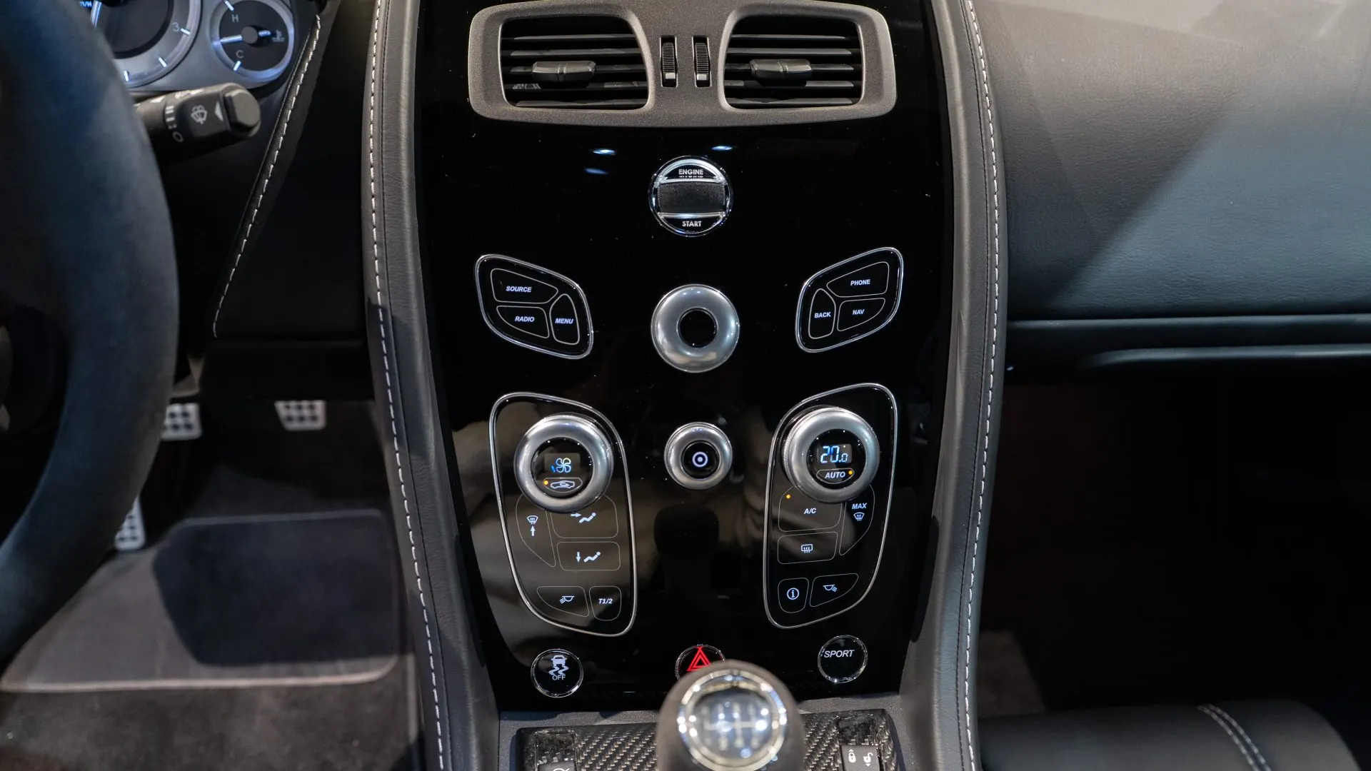 Aston Martin V8 — photo 21