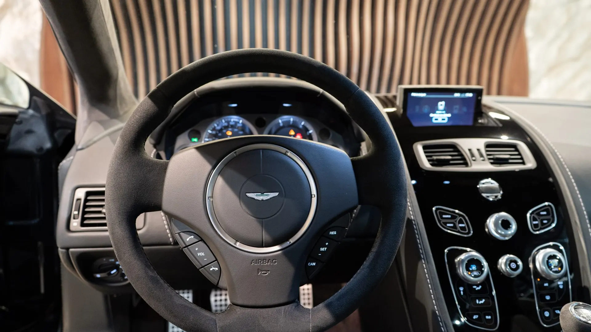 Aston Martin V8 — photo 6