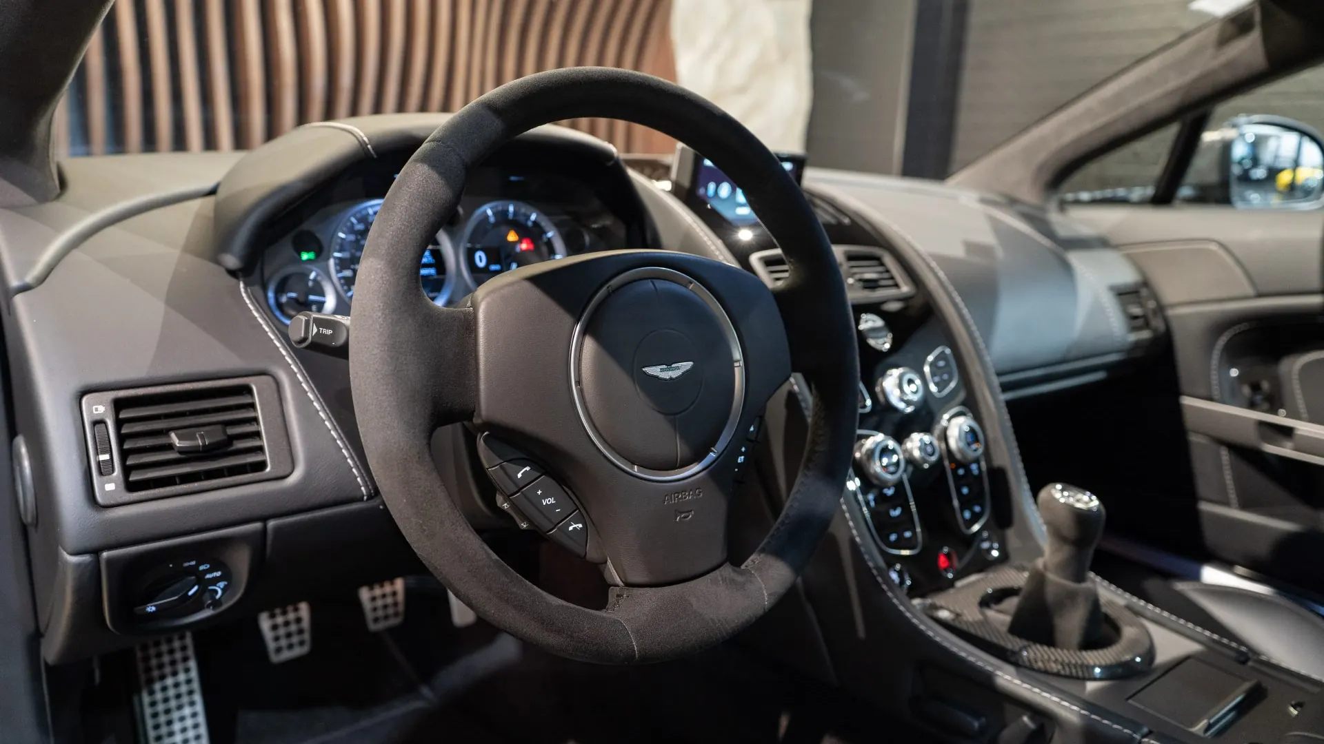 Aston Martin V8 — photo 28