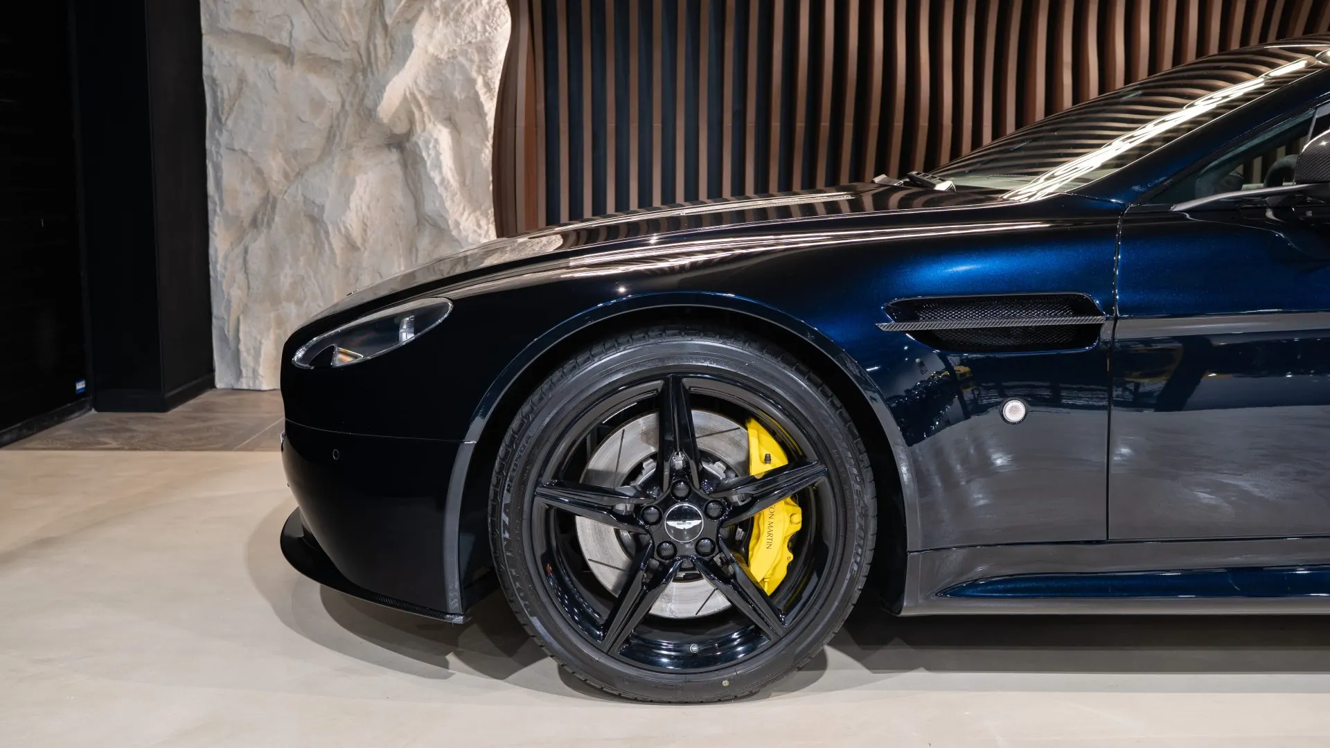 Aston Martin V8 — photo 33