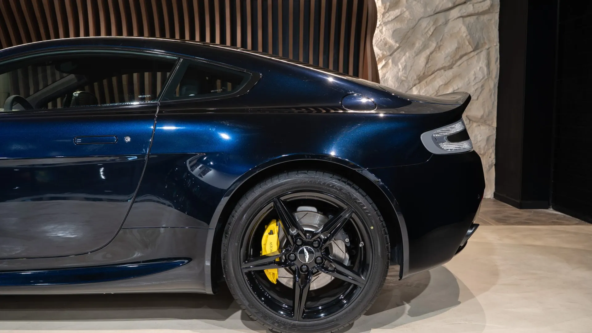 Aston Martin V8 — photo 34