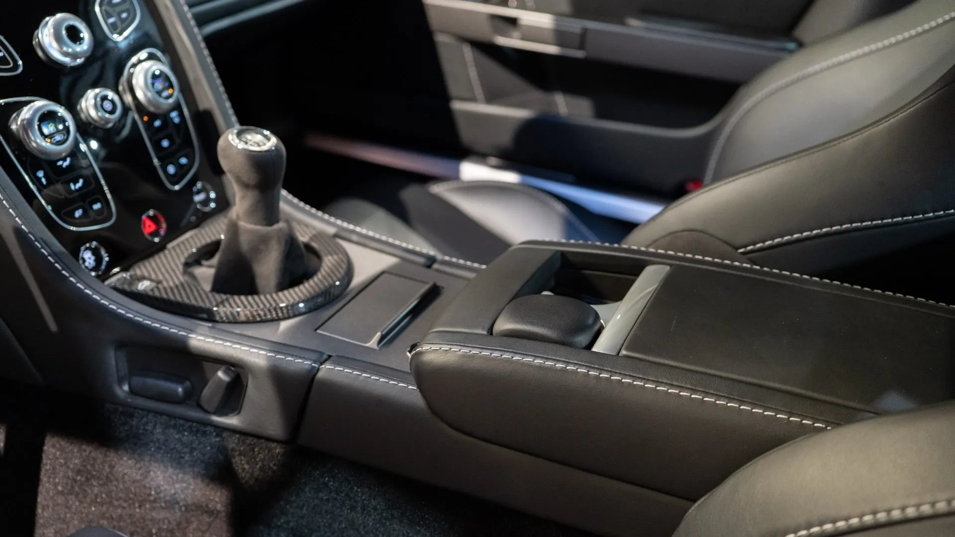 Aston Martin V8 — photo 26
