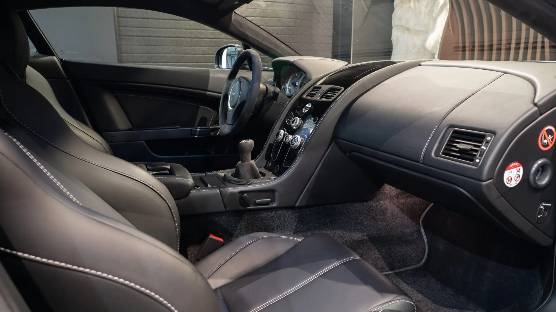 Aston Martin V8 — photo 13