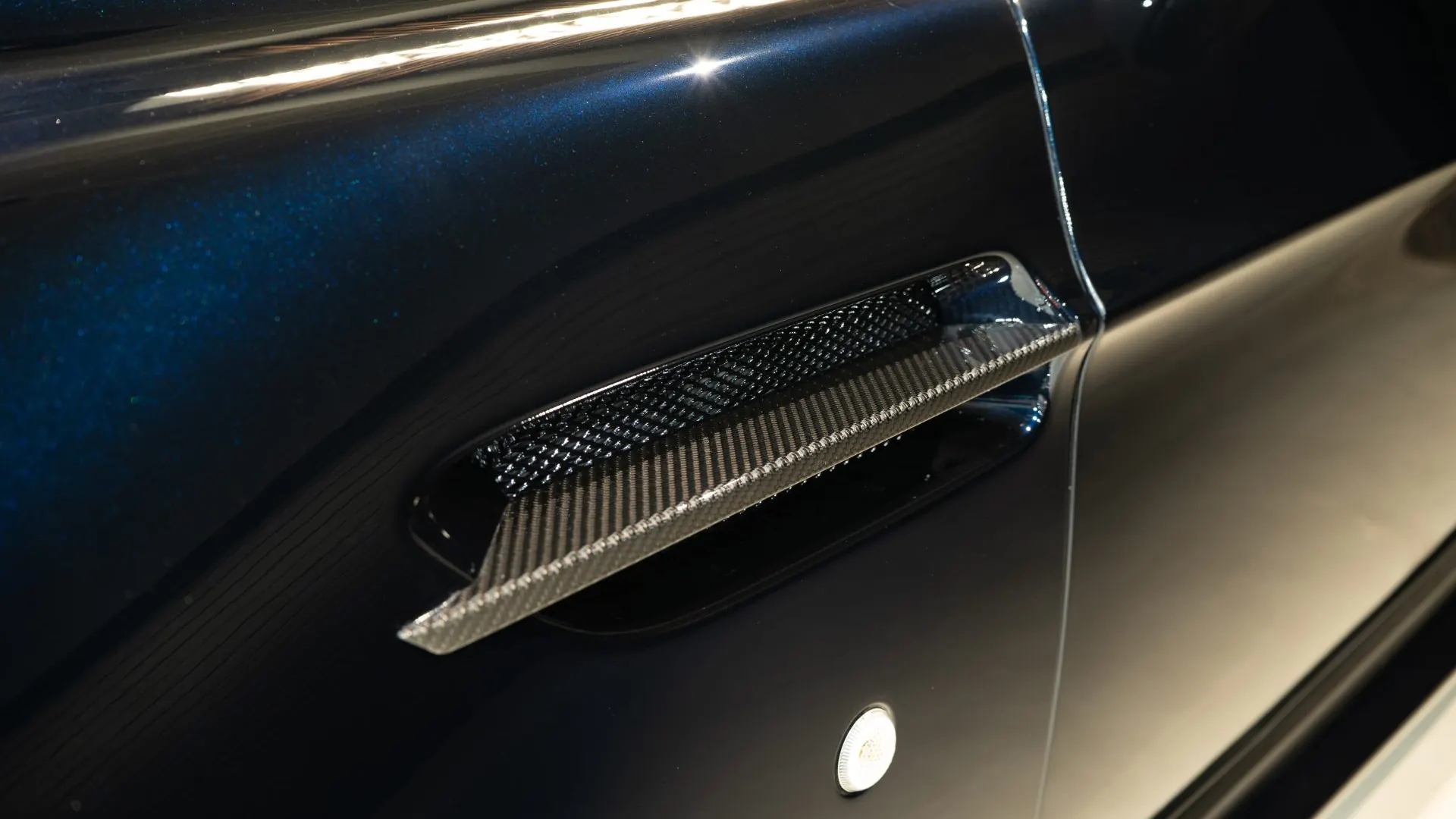 Aston Martin V8 — photo 38