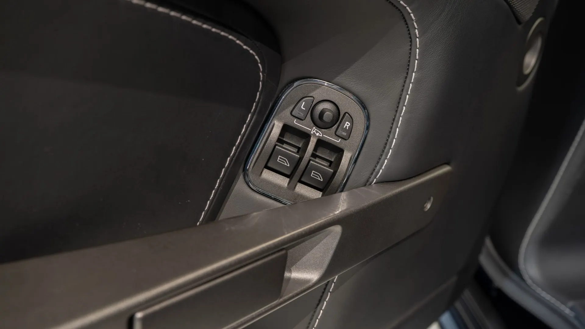 Aston Martin V8 — photo 12