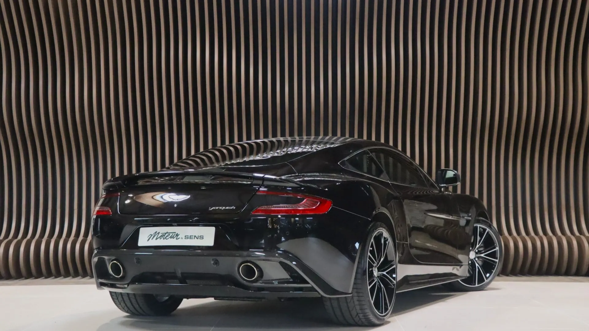 Aston Martin VANQUISH — photo 2