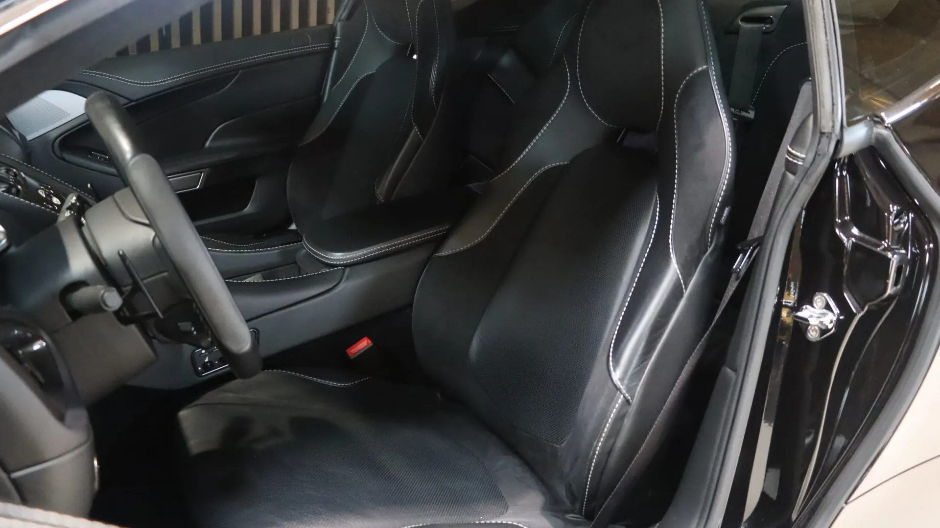 Aston Martin VANQUISH — photo 6