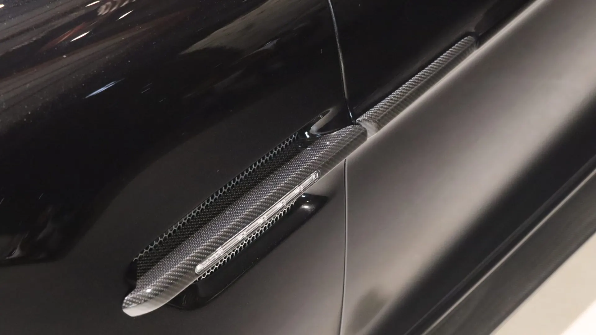 Aston Martin VANQUISH — photo 42