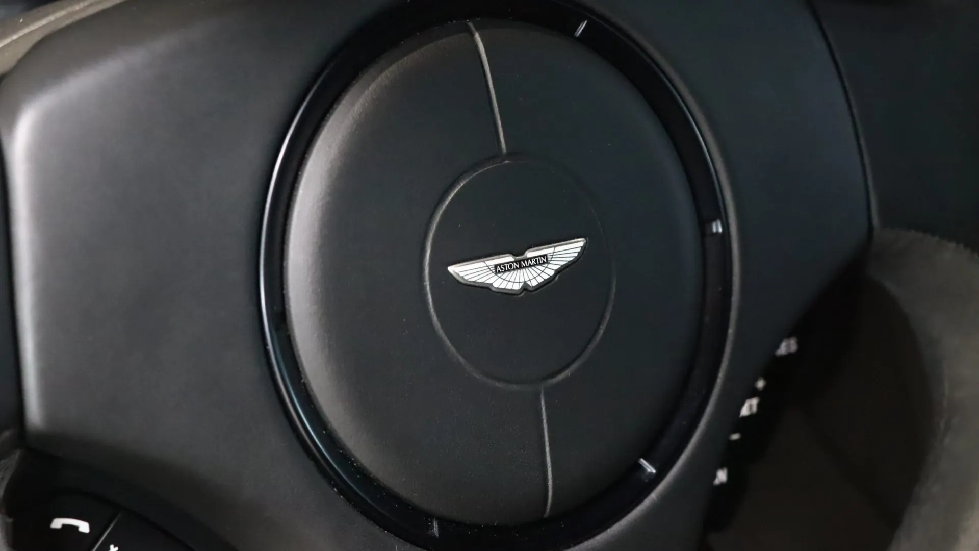 Aston Martin VANQUISH — photo 22