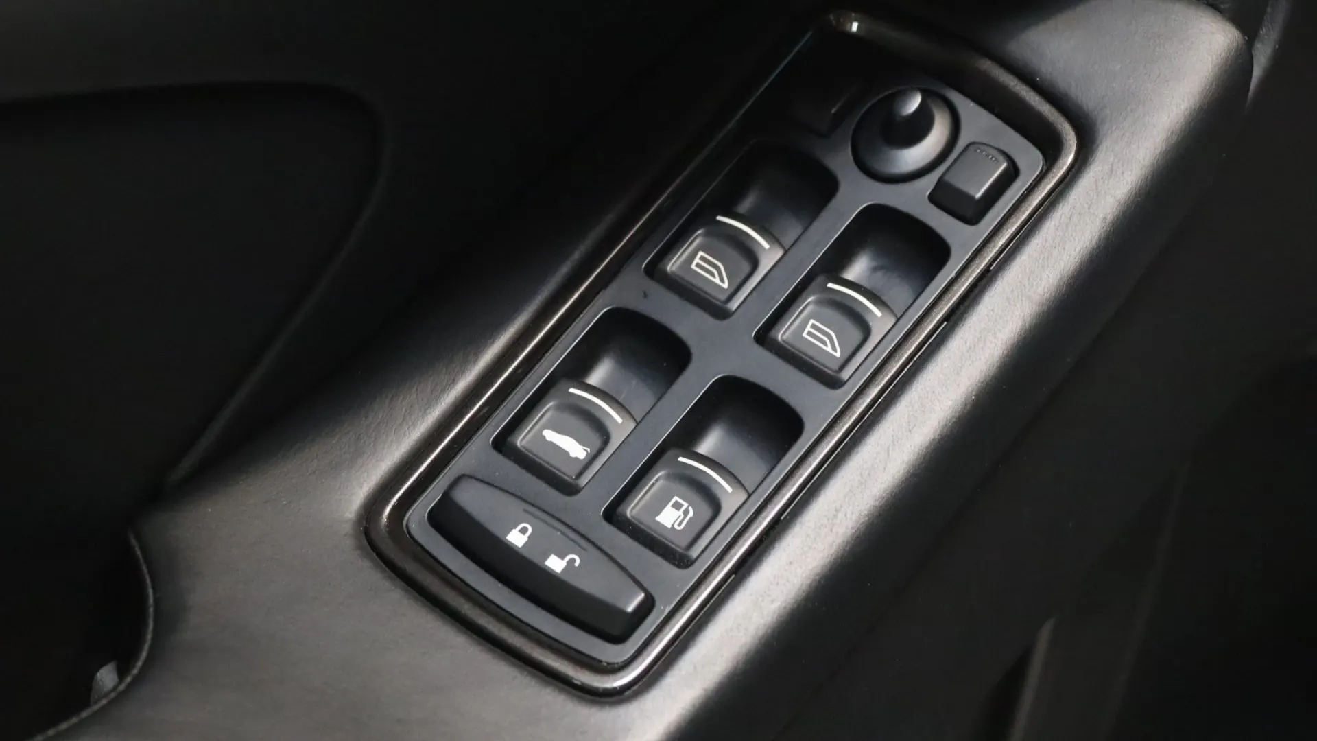 Aston Martin VANQUISH — photo 12