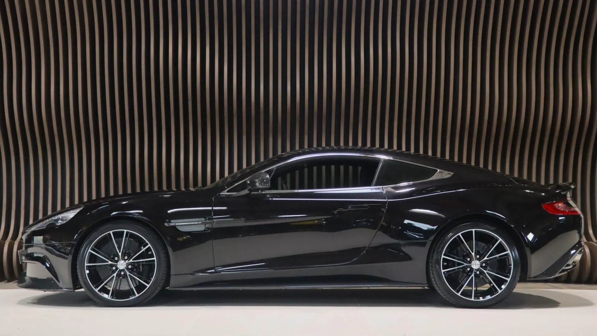 Aston Martin VANQUISH — photo 5