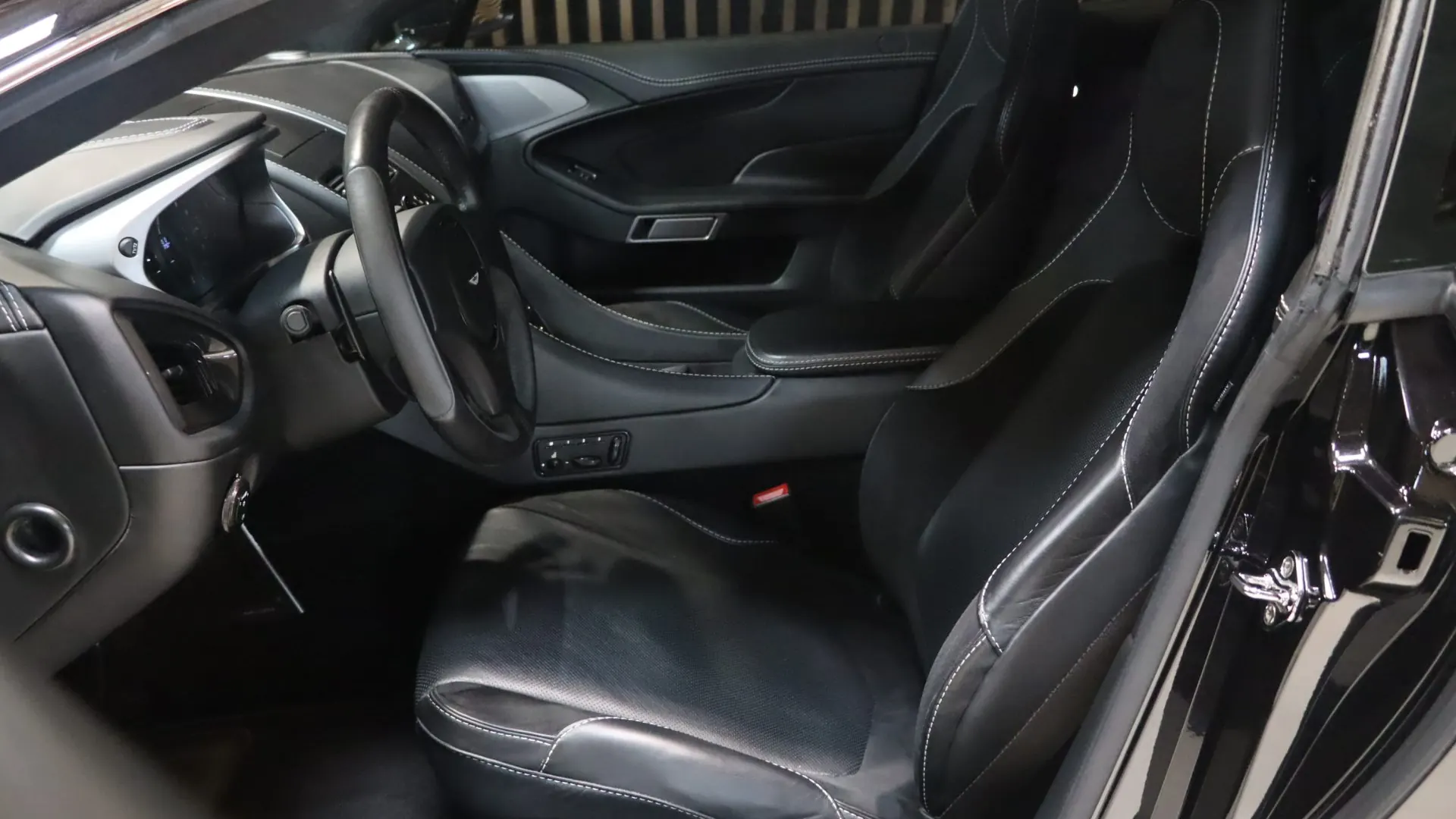 Aston Martin VANQUISH — photo 7