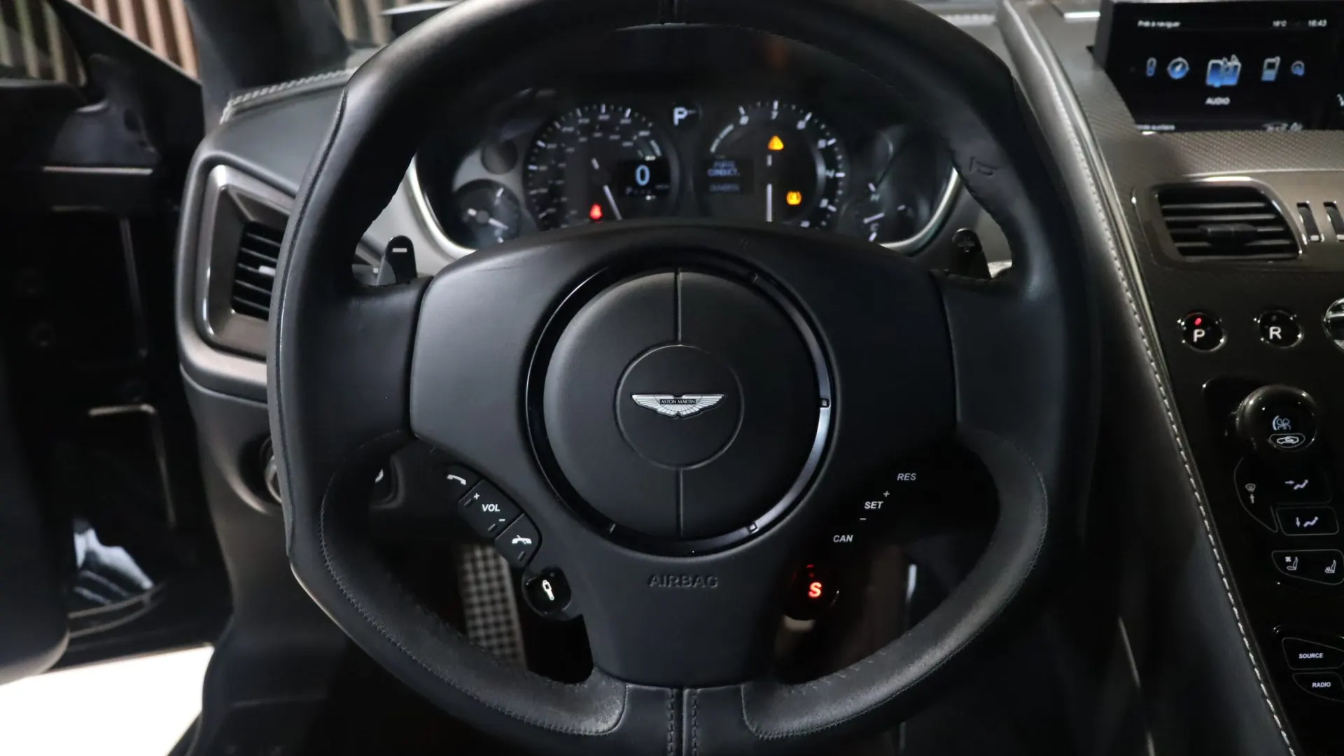Aston Martin VANQUISH — photo 9
