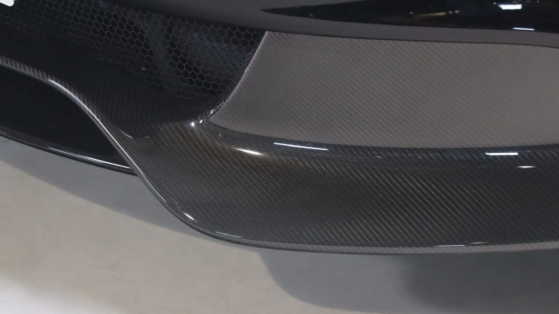 Aston Martin VANQUISH — photo 37
