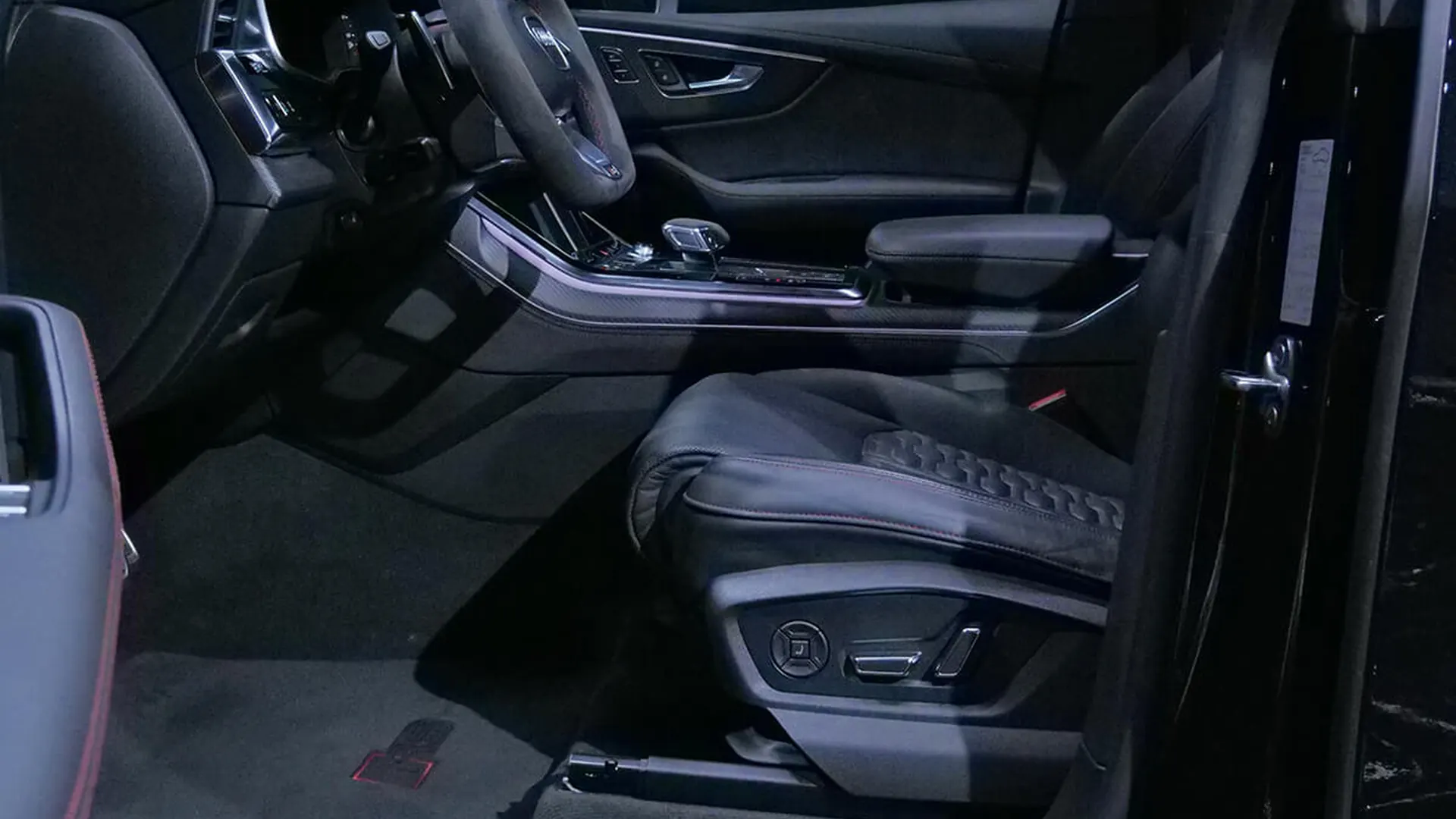 Audi RSQ8 — photo 23
