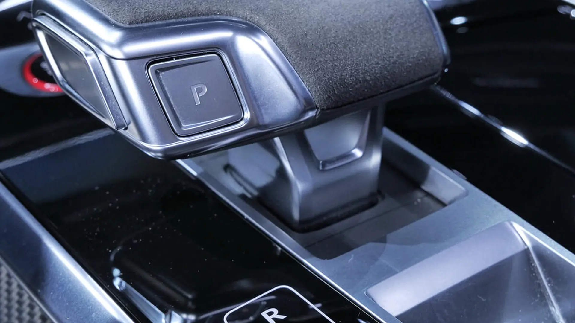 Audi RSQ8 — photo 10