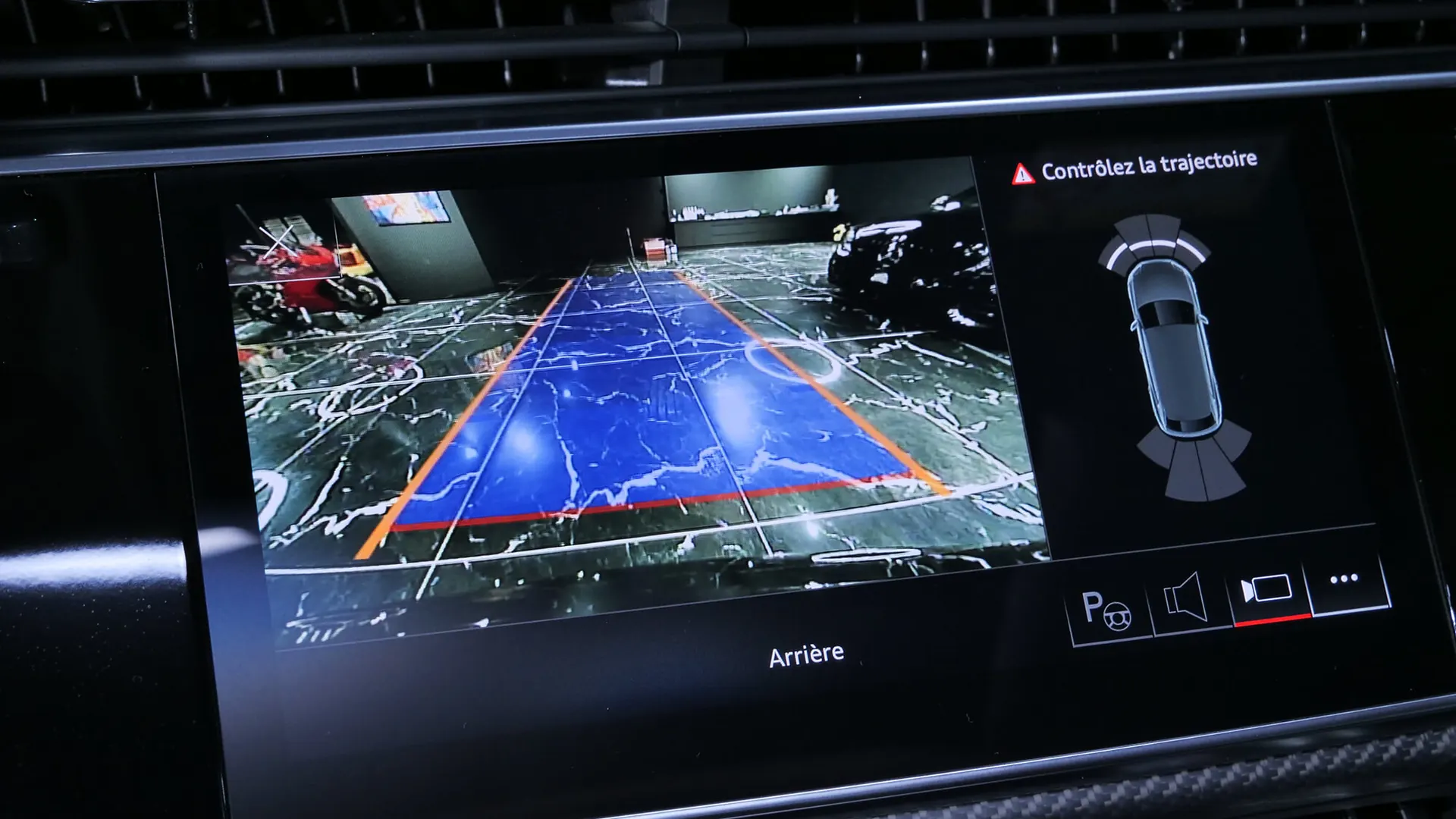 Audi RSQ8 — photo 27