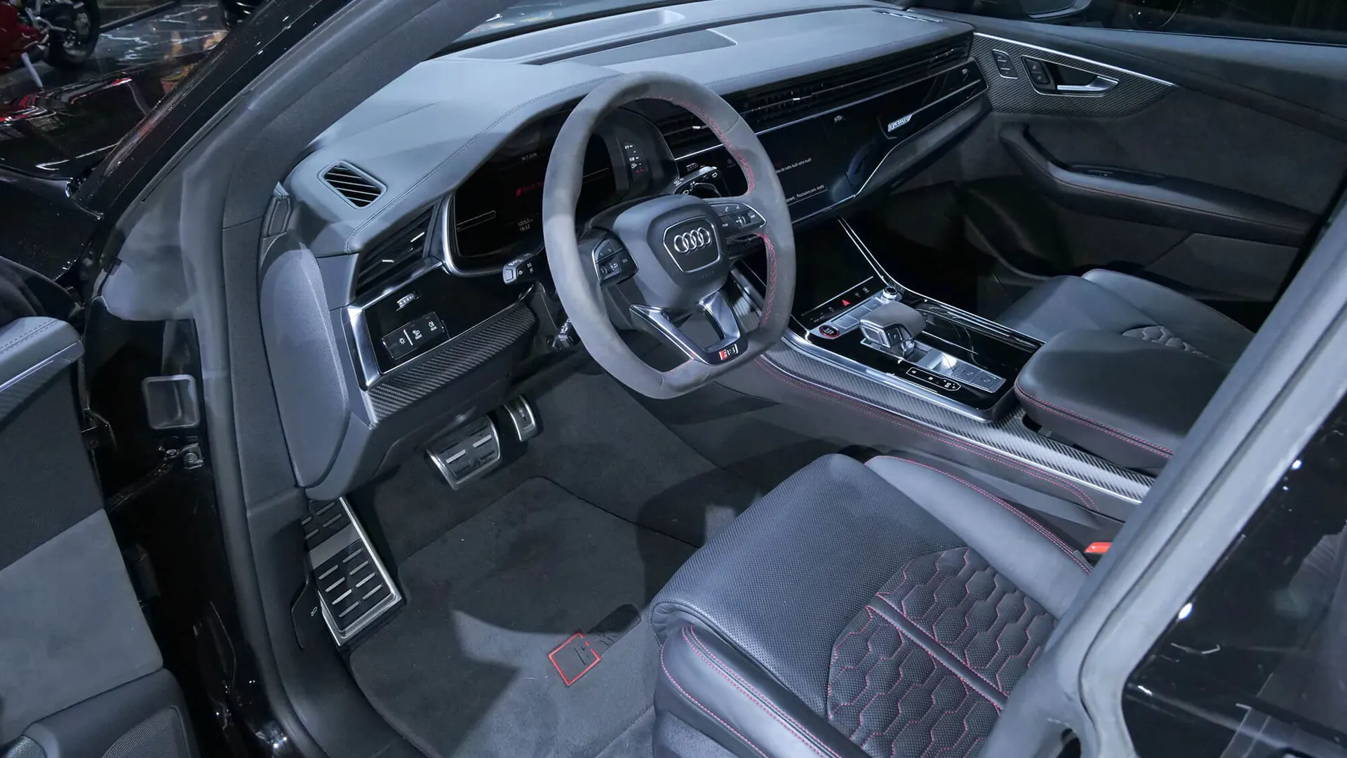 Audi RSQ8 — photo 5