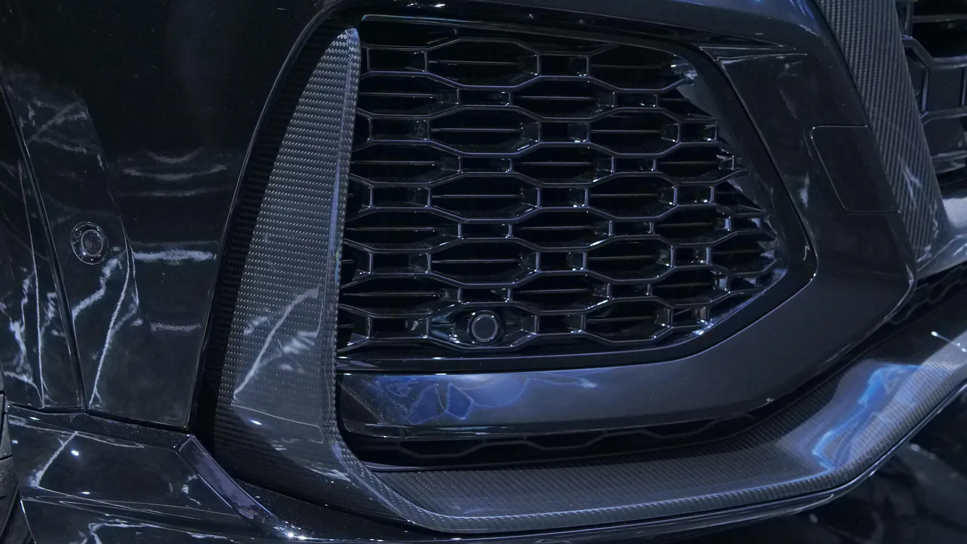 Audi RSQ8 — photo 21