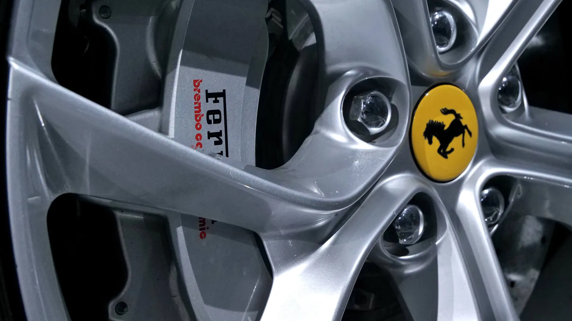 Ferrari GTC4Lusso — photo 17