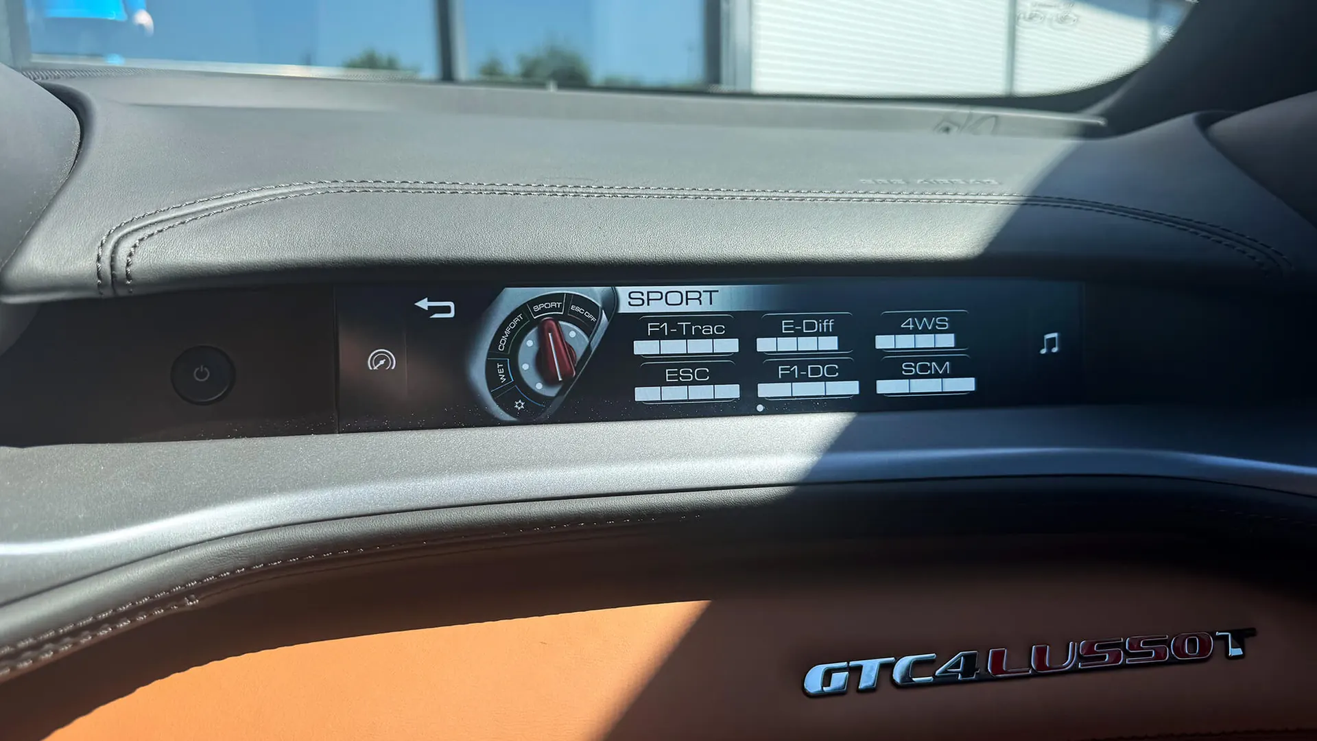 Ferrari GTC4LUSSO — photo 15
