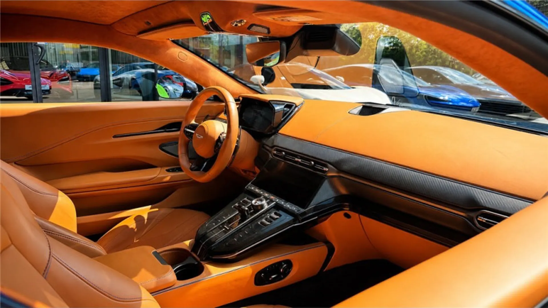 Aston Martin VANTAGE — photo 9