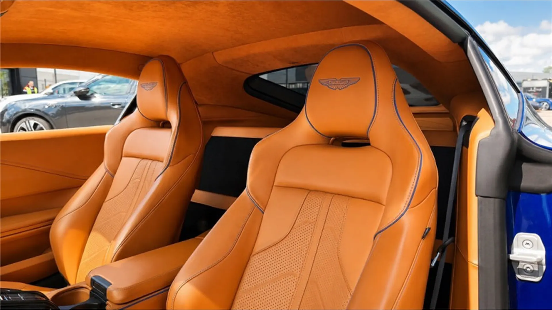 Aston Martin VANTAGE — photo 17