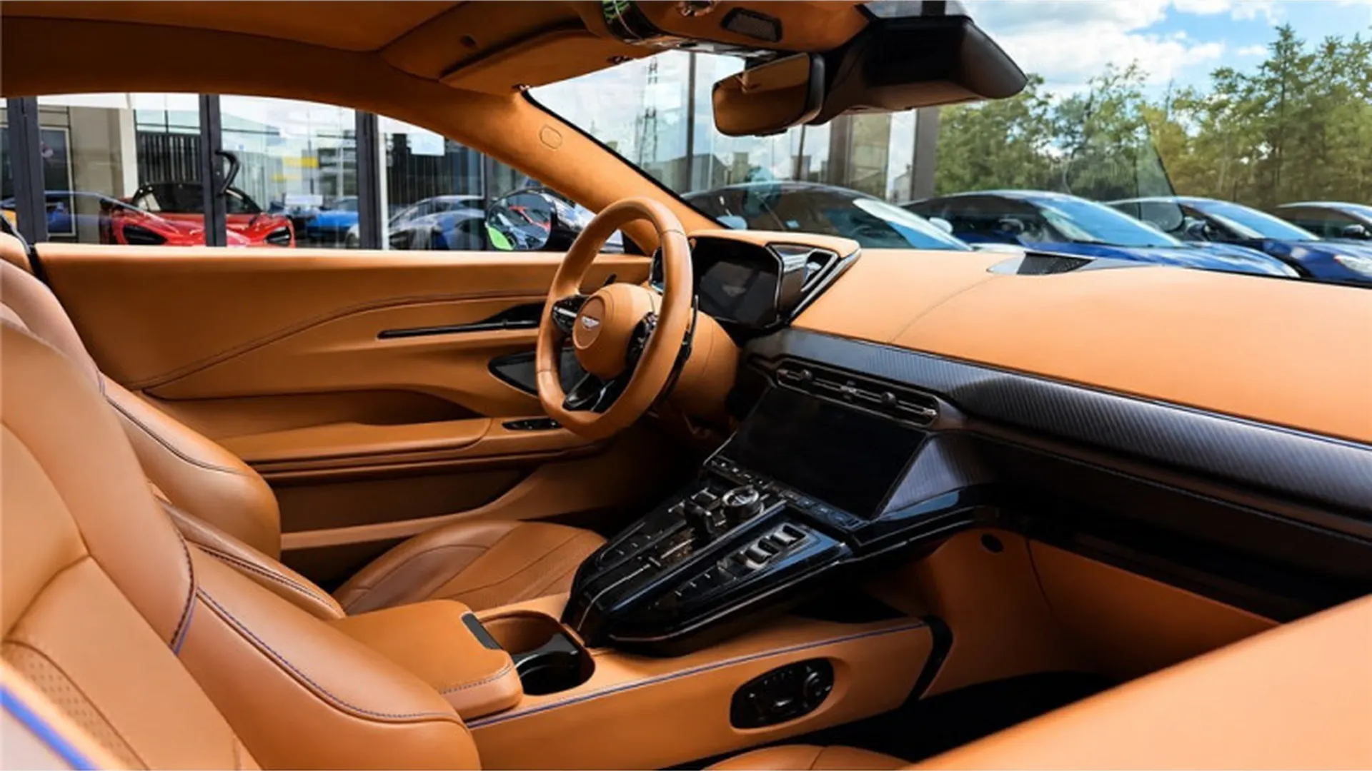Aston Martin VANTAGE — photo 10