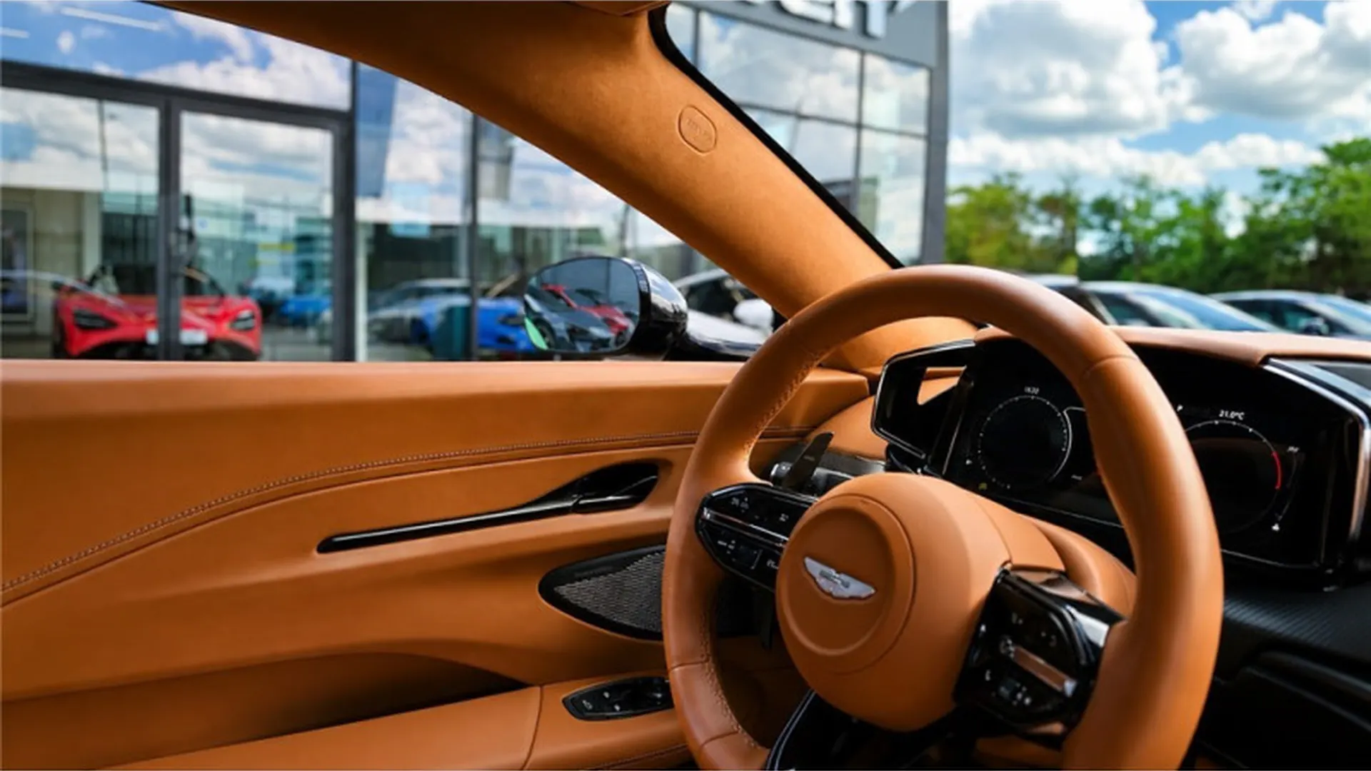 Aston Martin VANTAGE — photo 13