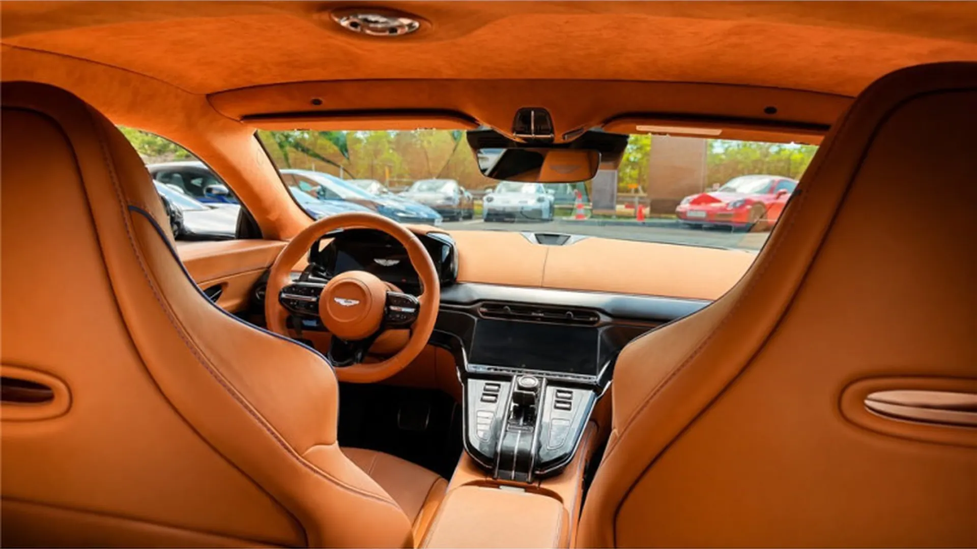 Aston Martin VANTAGE — photo 11