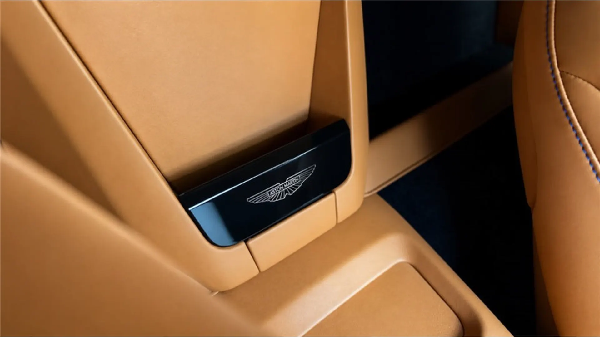 Aston Martin VANTAGE — photo 22
