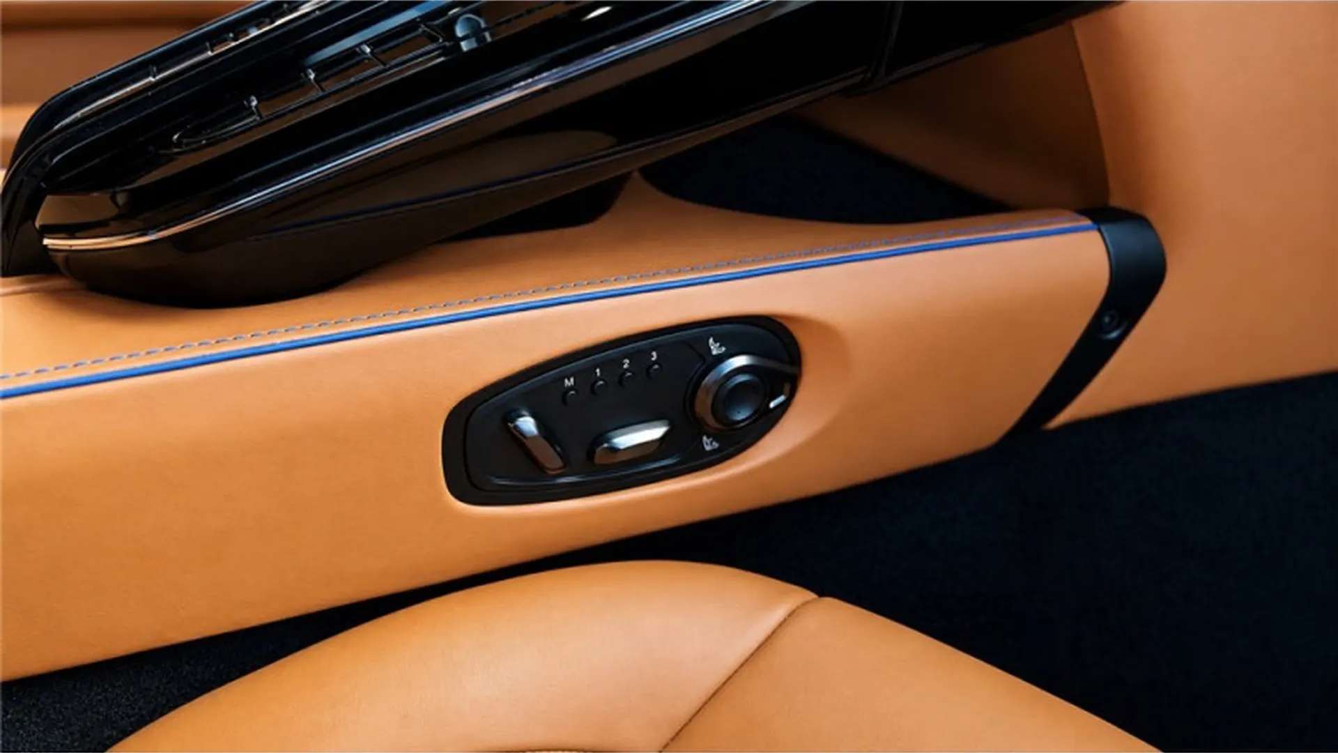 Aston Martin VANTAGE — photo 24
