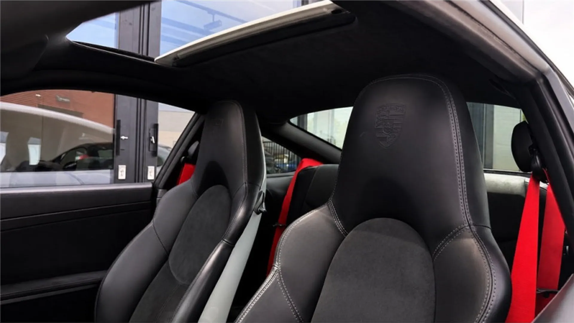 Porsche 911 GTS — photo 7
