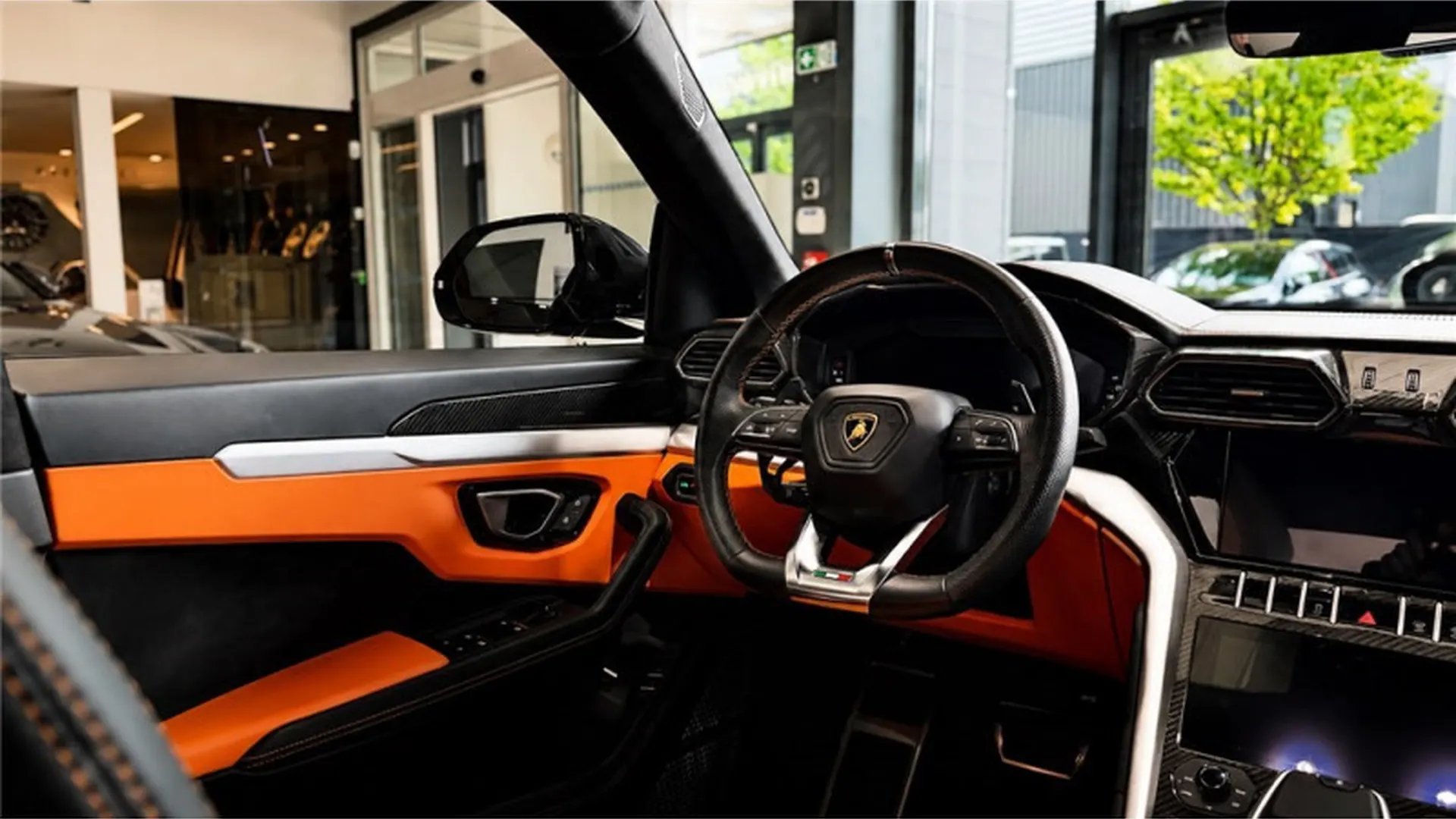 Lamborghini URUS — photo 12