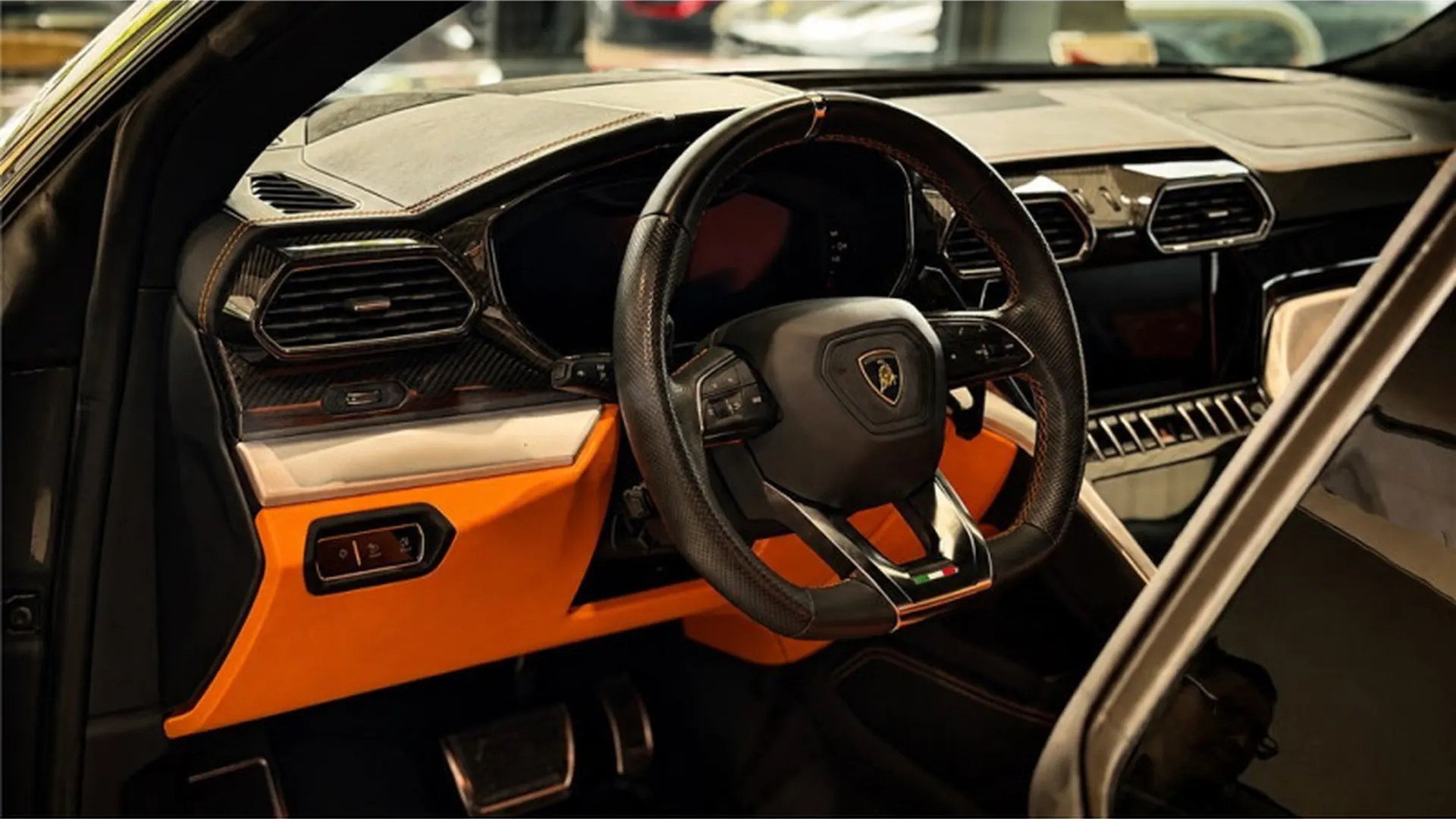 Lamborghini URUS — photo 13