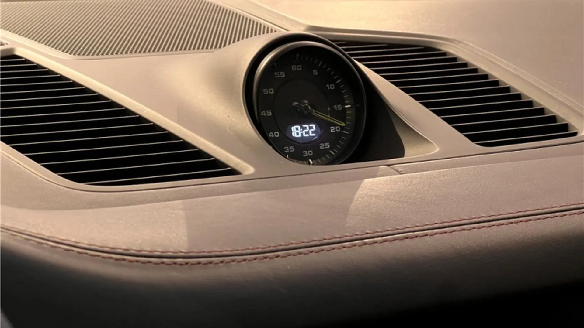 Porsche Cayenne — photo 13