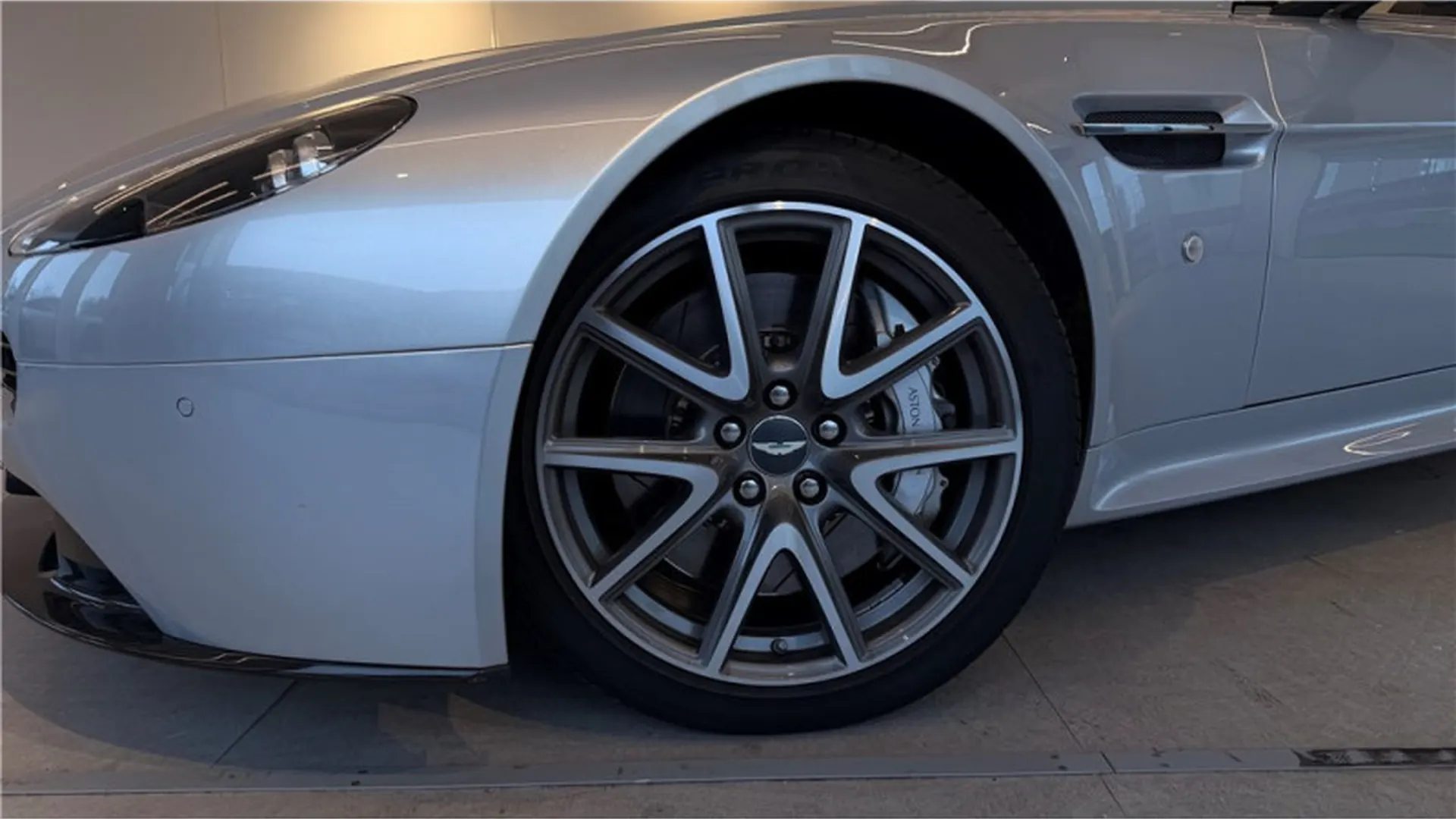 Aston Martin VANTAGE — photo 3