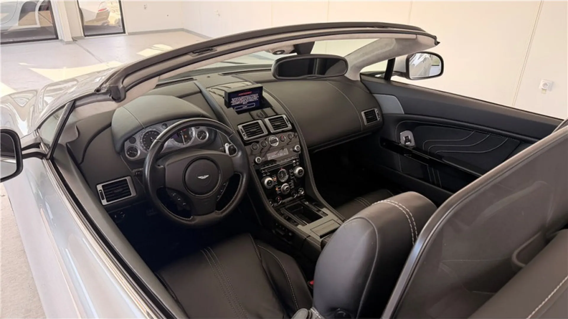Aston Martin VANTAGE — photo 6