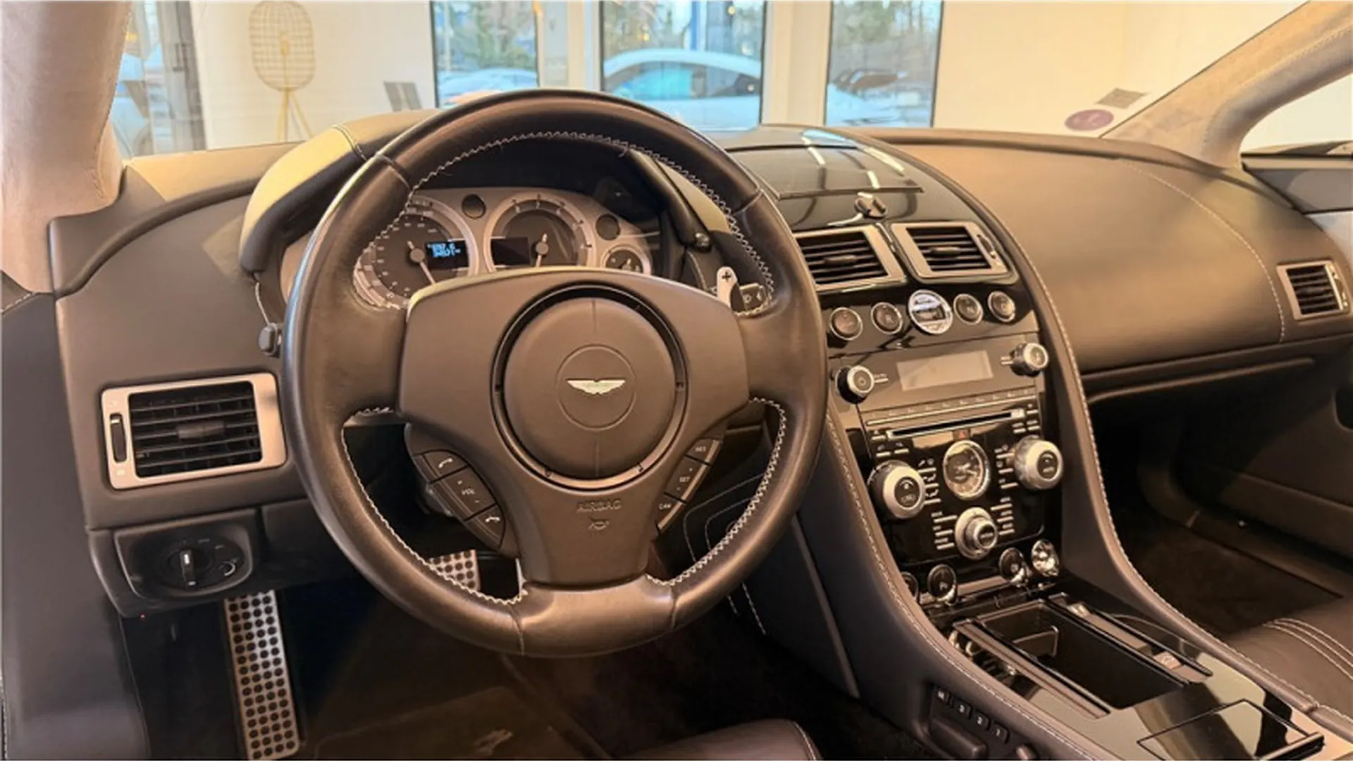 Aston Martin VANTAGE — photo 10